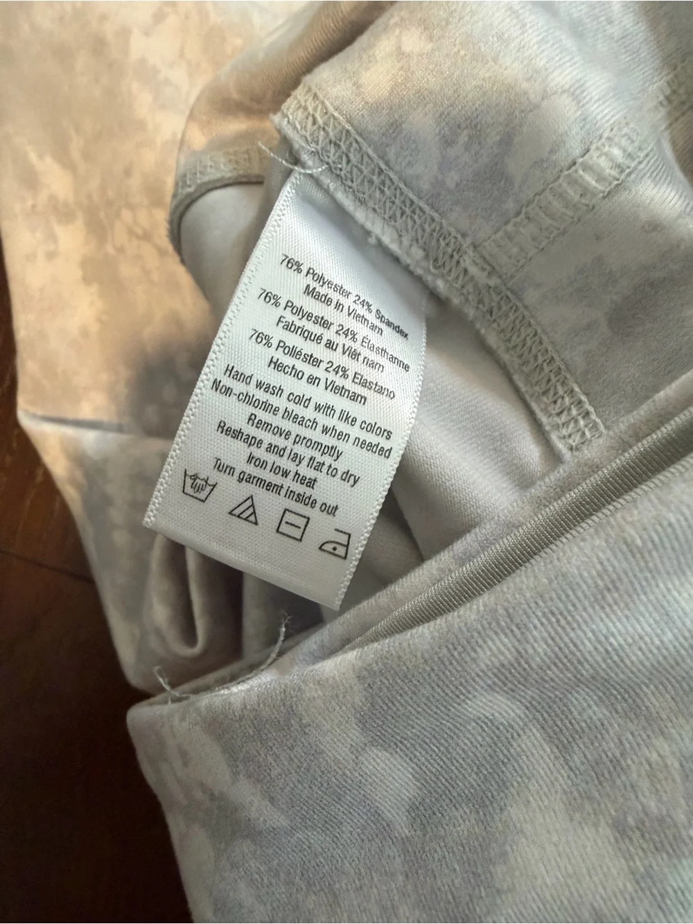 Alo Yoga Light Gray Snake Print High-Waisted Crop Leggings Size small